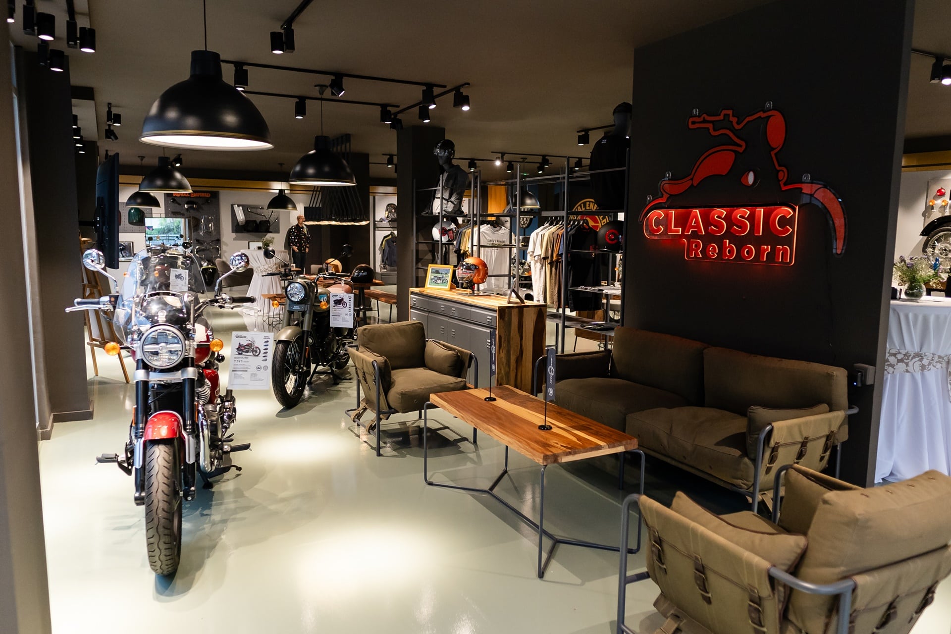Royal Enfield inaugura nueva Concept Store en Granada