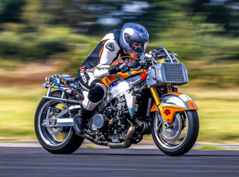 becci ellis en su hayabusa record de velocidad