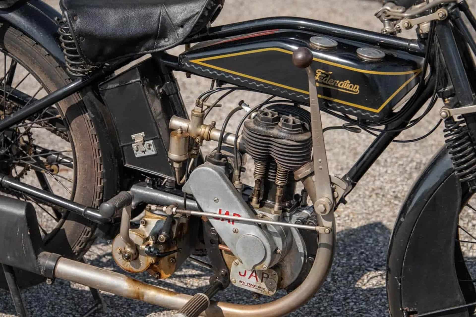 En la CWS Federation 350 Lightweight ya encontramos detalles de moto más moderna