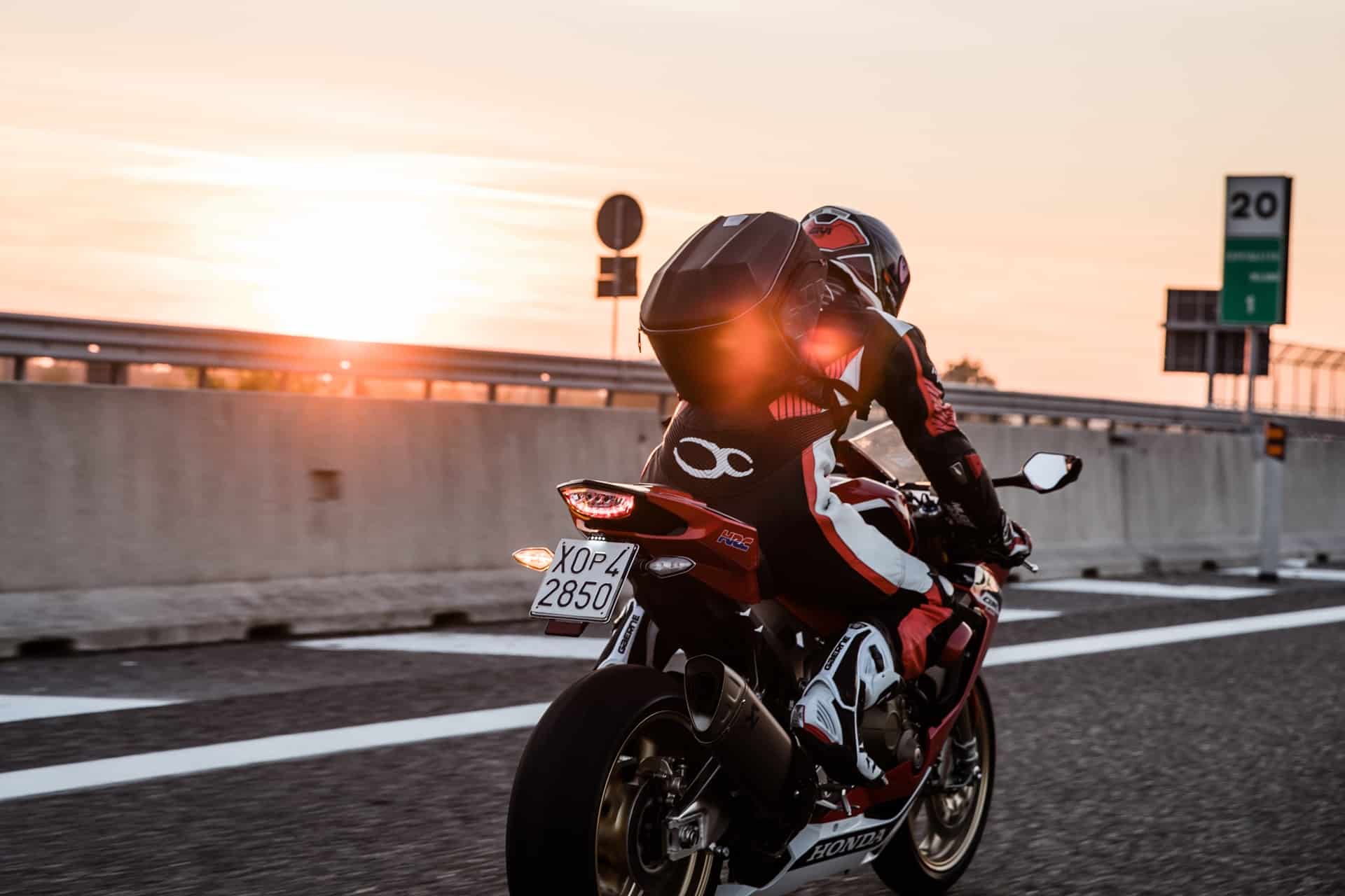 Equipamiento deportivo GIVI: Máximo rendimiento en una moto sport o naked