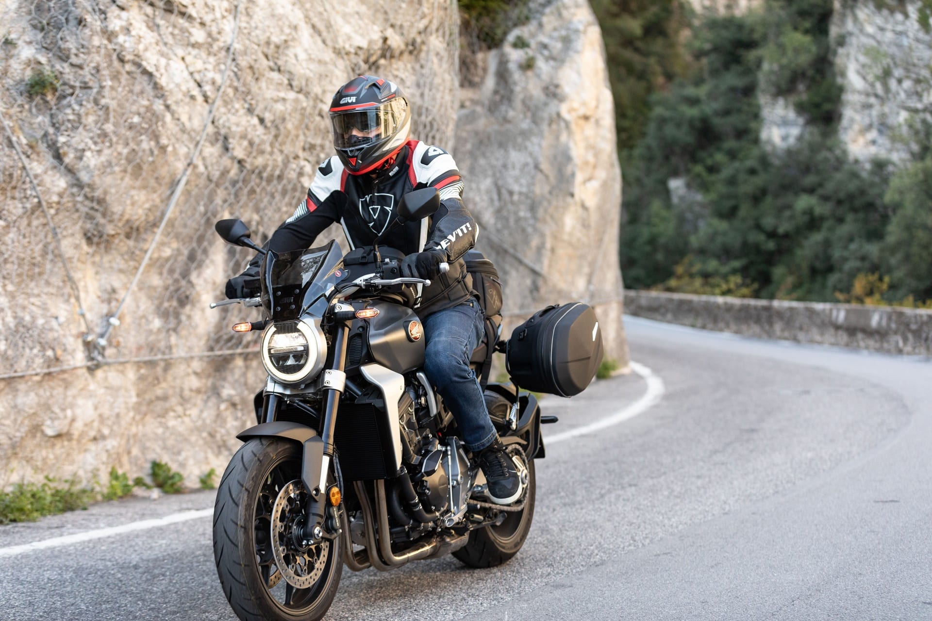 Equipamiento deportivo GIVI: Máximo rendimiento en una moto sport o naked