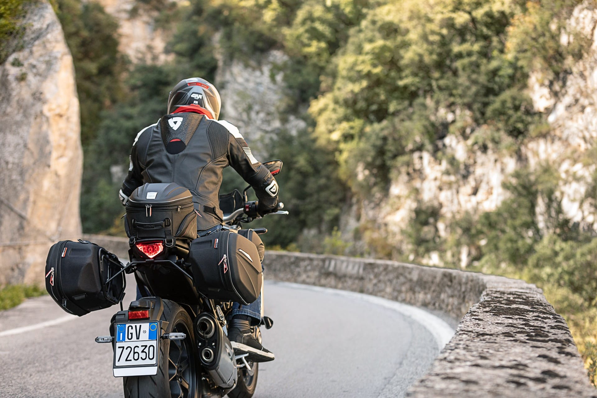 Equipamiento deportivo GIVI: Máximo rendimiento en una moto sport o naked