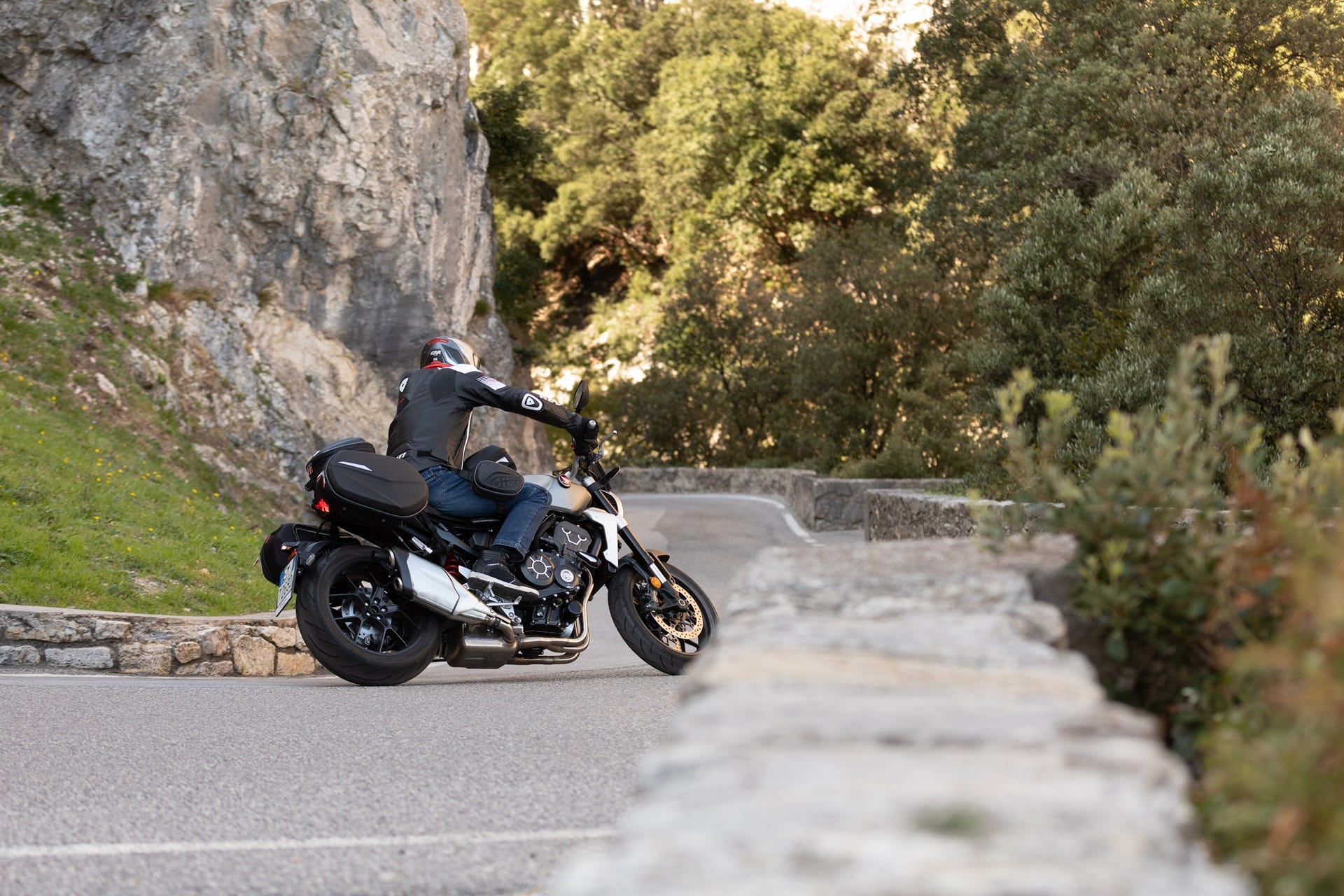 Equipamiento deportivo GIVI: Máximo rendimiento en una moto sport o naked