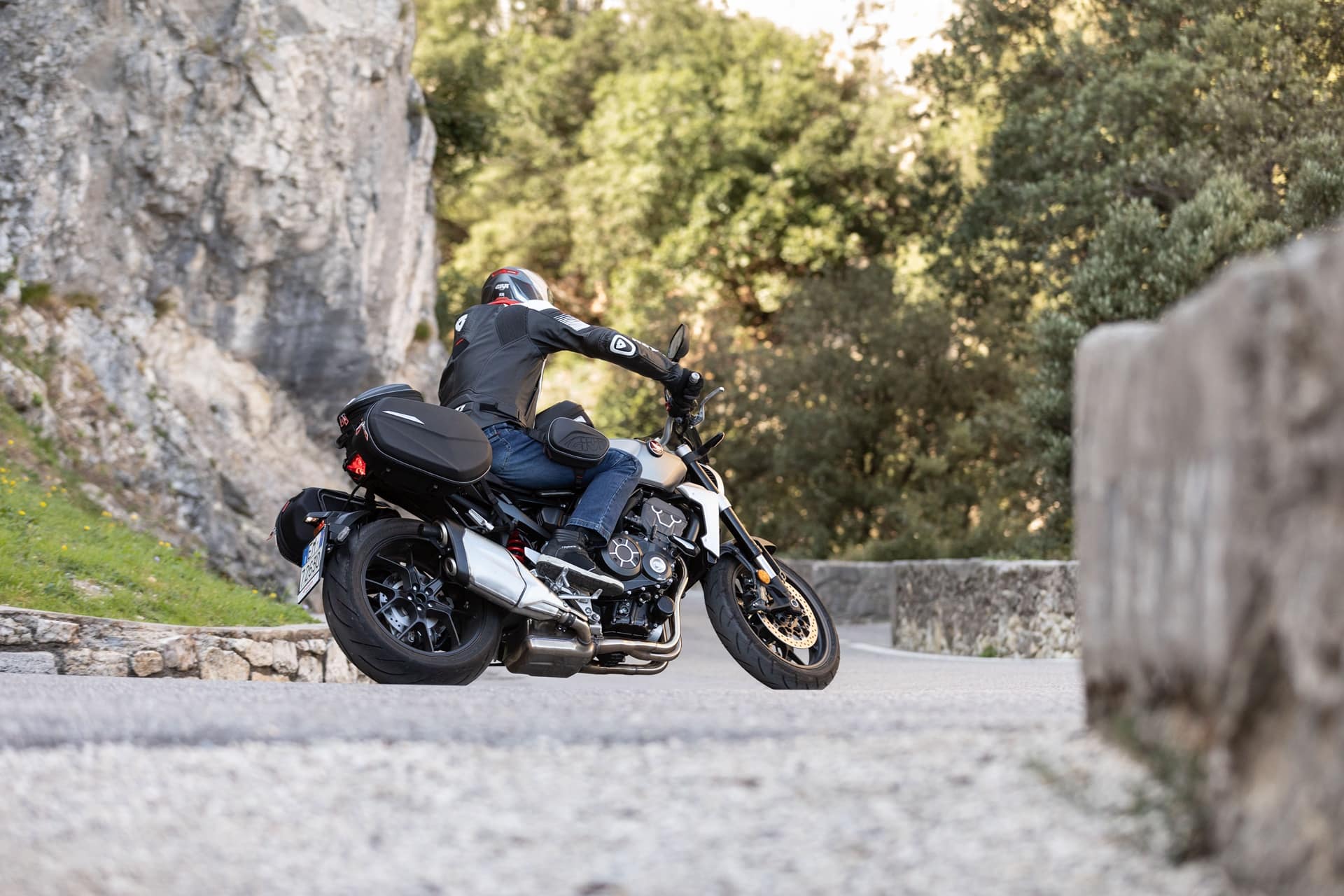 Equipamiento deportivo GIVI: Máximo rendimiento en una moto sport o naked