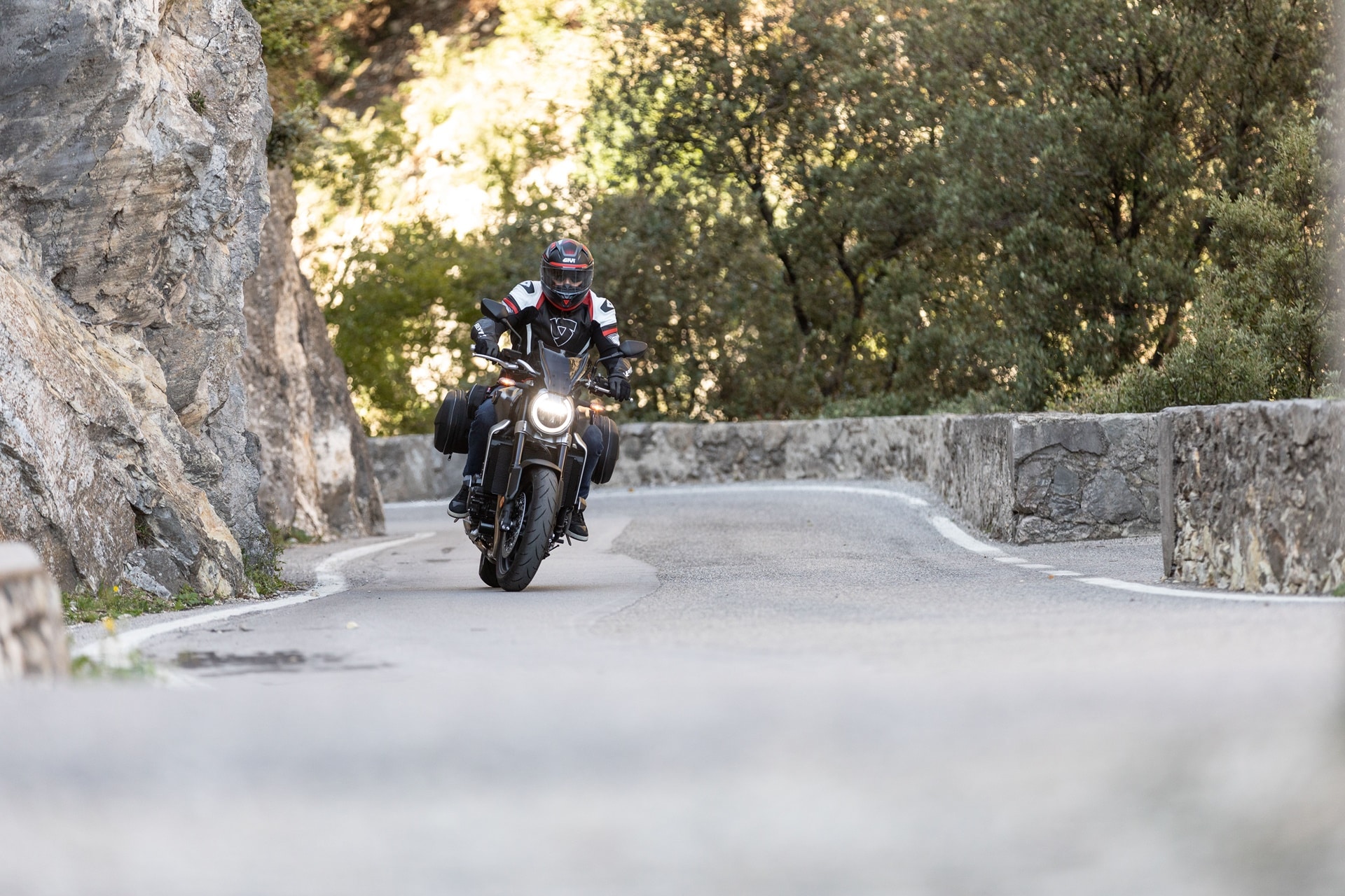 Equipamiento deportivo GIVI: Máximo rendimiento en una moto sport o naked