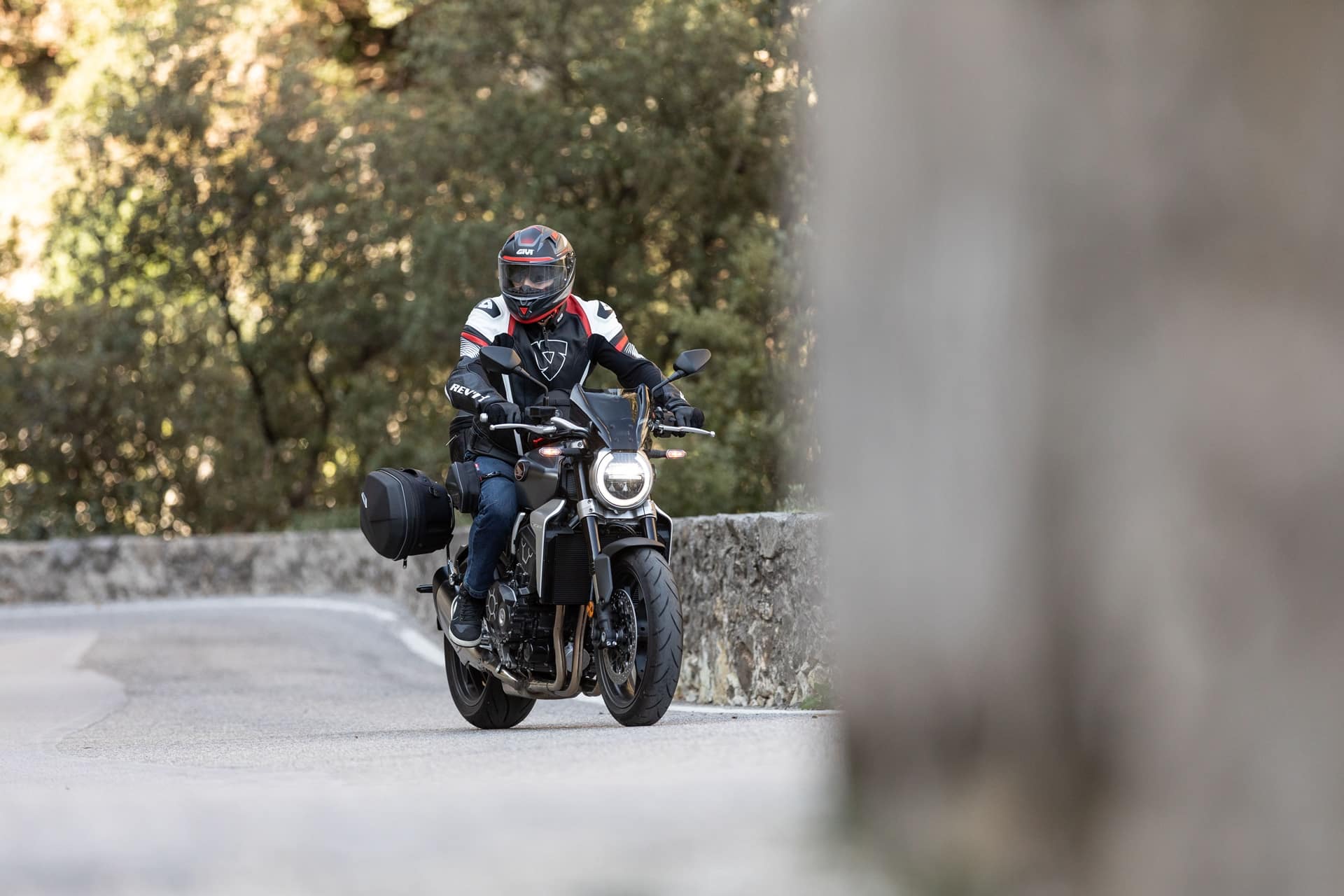 Equipamiento deportivo GIVI: Máximo rendimiento en una moto sport o naked