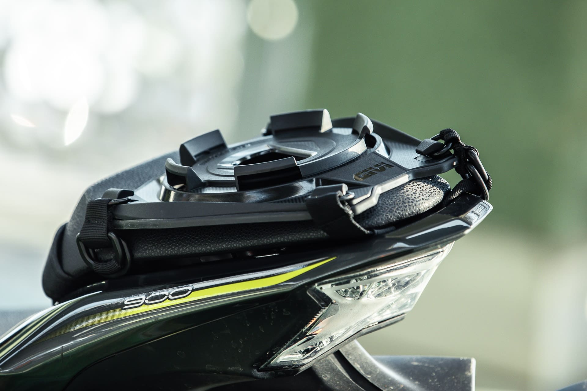 Equipamiento deportivo GIVI: Máximo rendimiento en una moto sport o naked