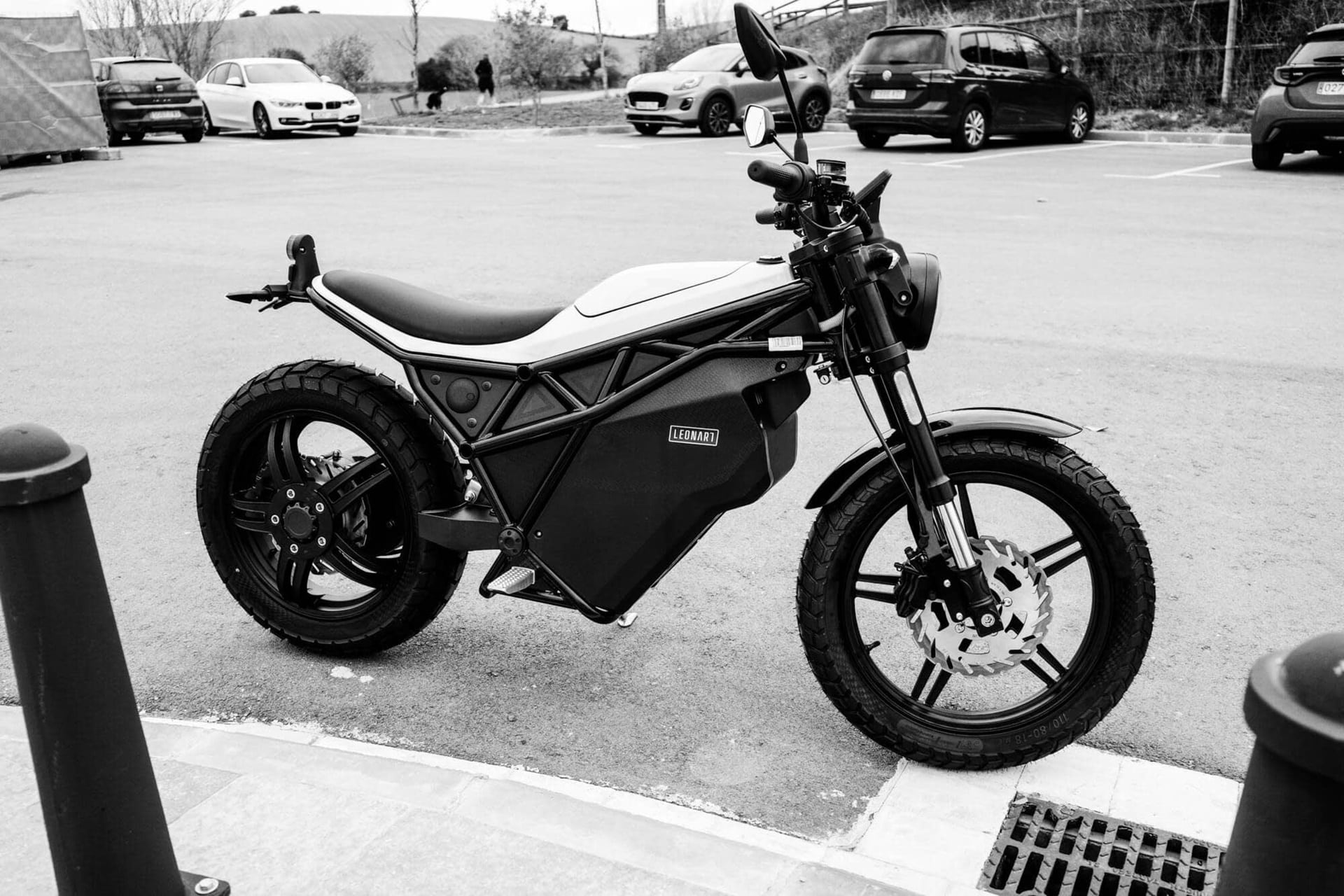 Earth Eagle KL4500: La eléctrica Offroad con horquilla invertida lateral