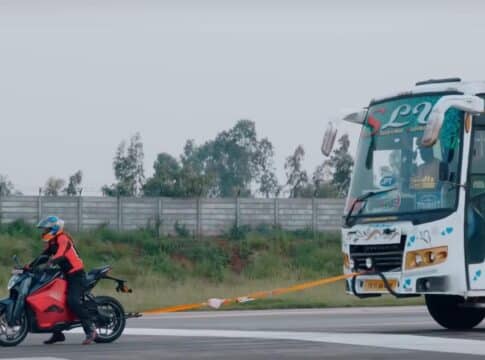 ¿Puede una moto eléctrica remolcar un autobús de 7.500 kilos?