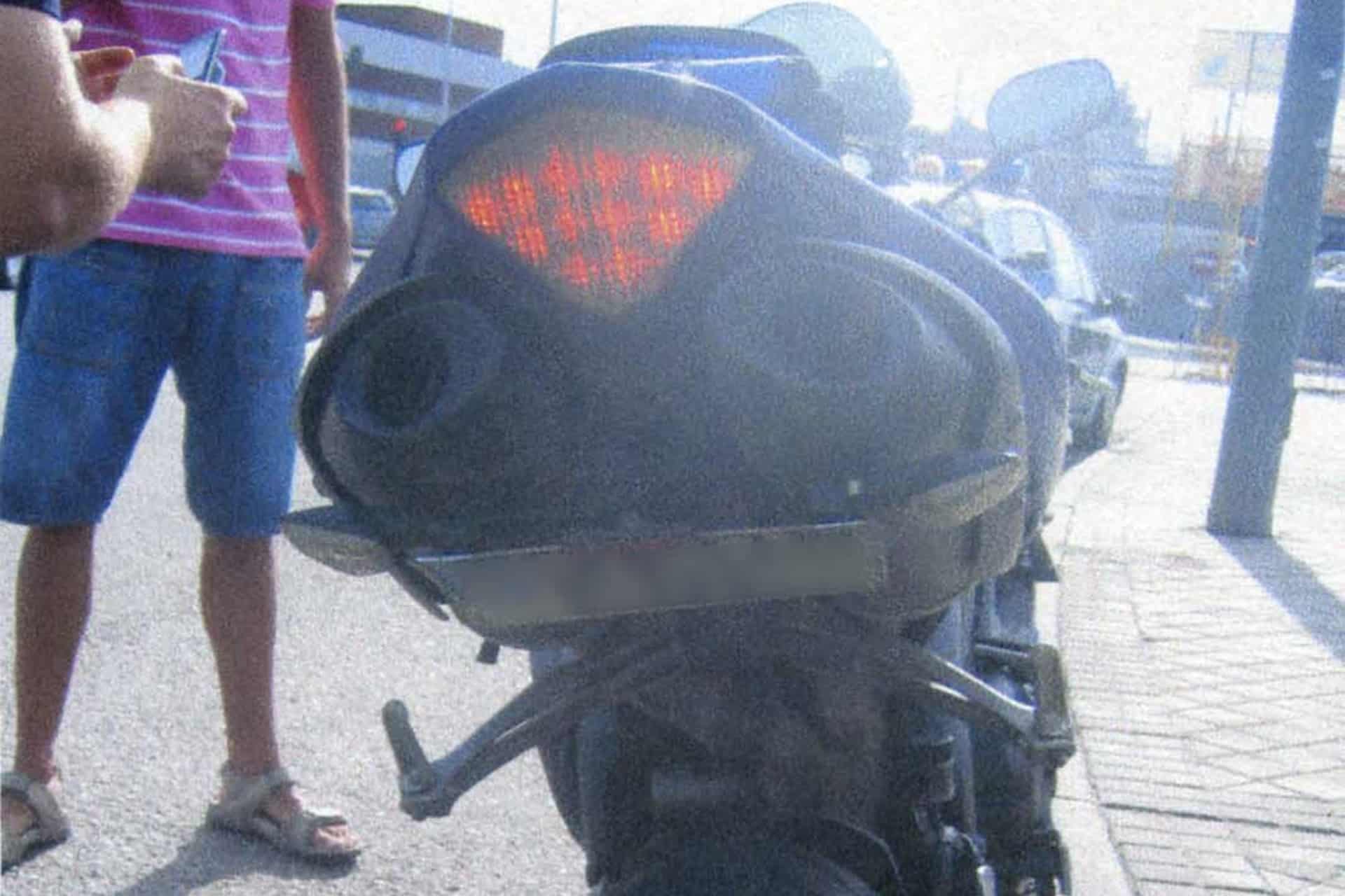 Detenido un hombre en Sevilla que usaba un mecanismo para ocultar la matrícula de su moto