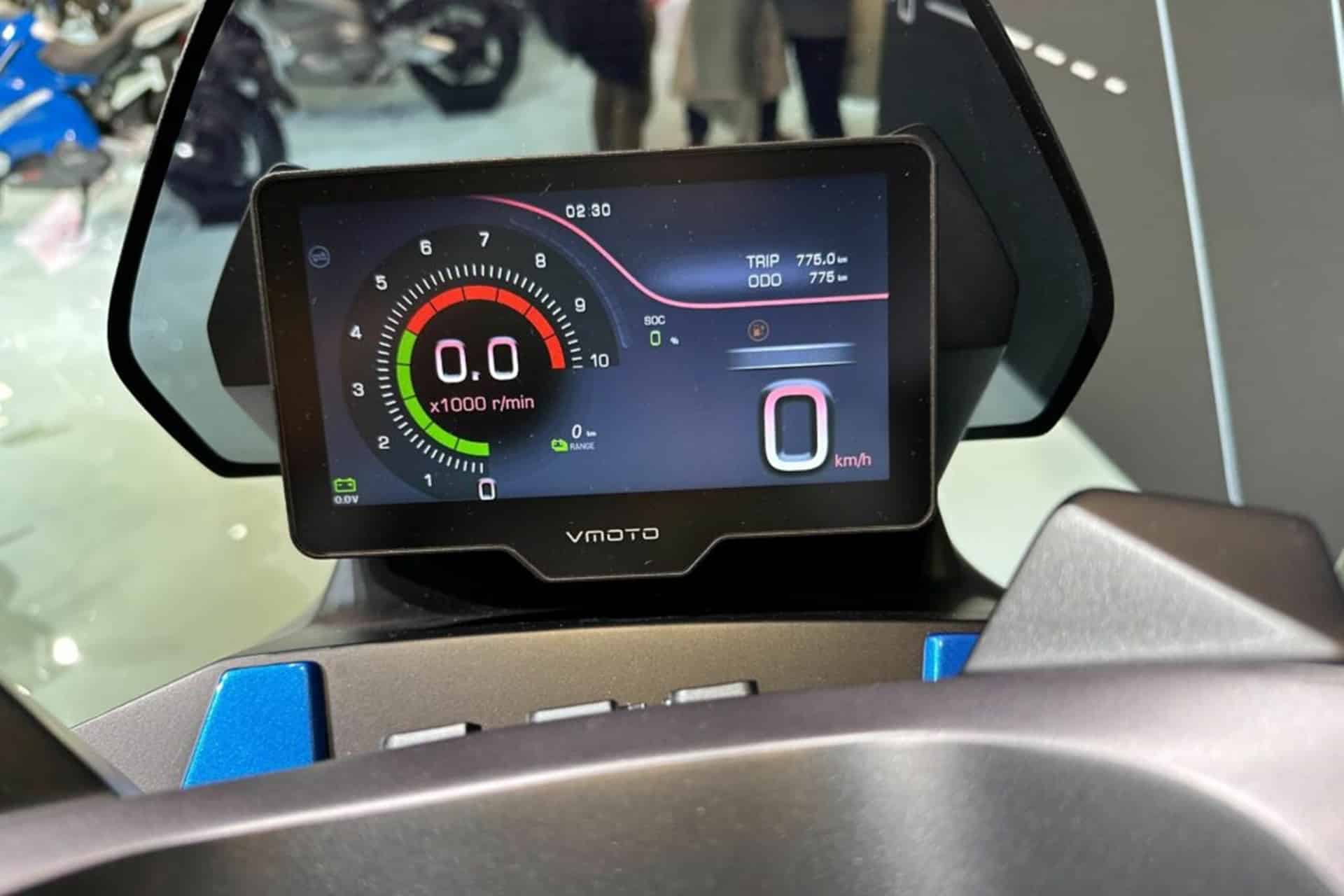 VMoto presenta en EICMA 2023 su nuevo APD Max, un maxi-scooter eléctrico destinado a competir con el BMW CE 04