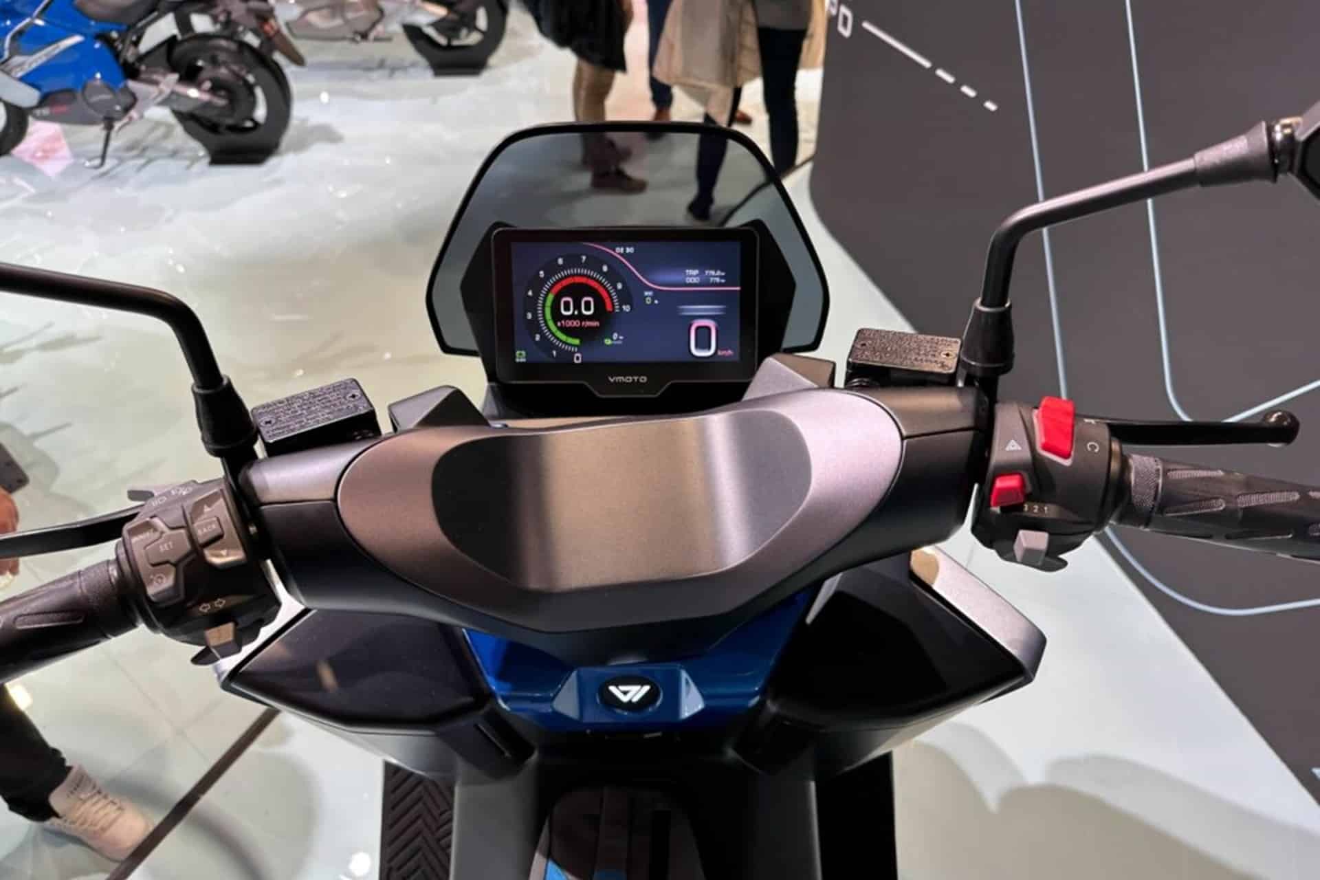 VMoto presenta en EICMA 2023 su nuevo APD Max, un maxi-scooter eléctrico destinado a competir con el BMW CE 04