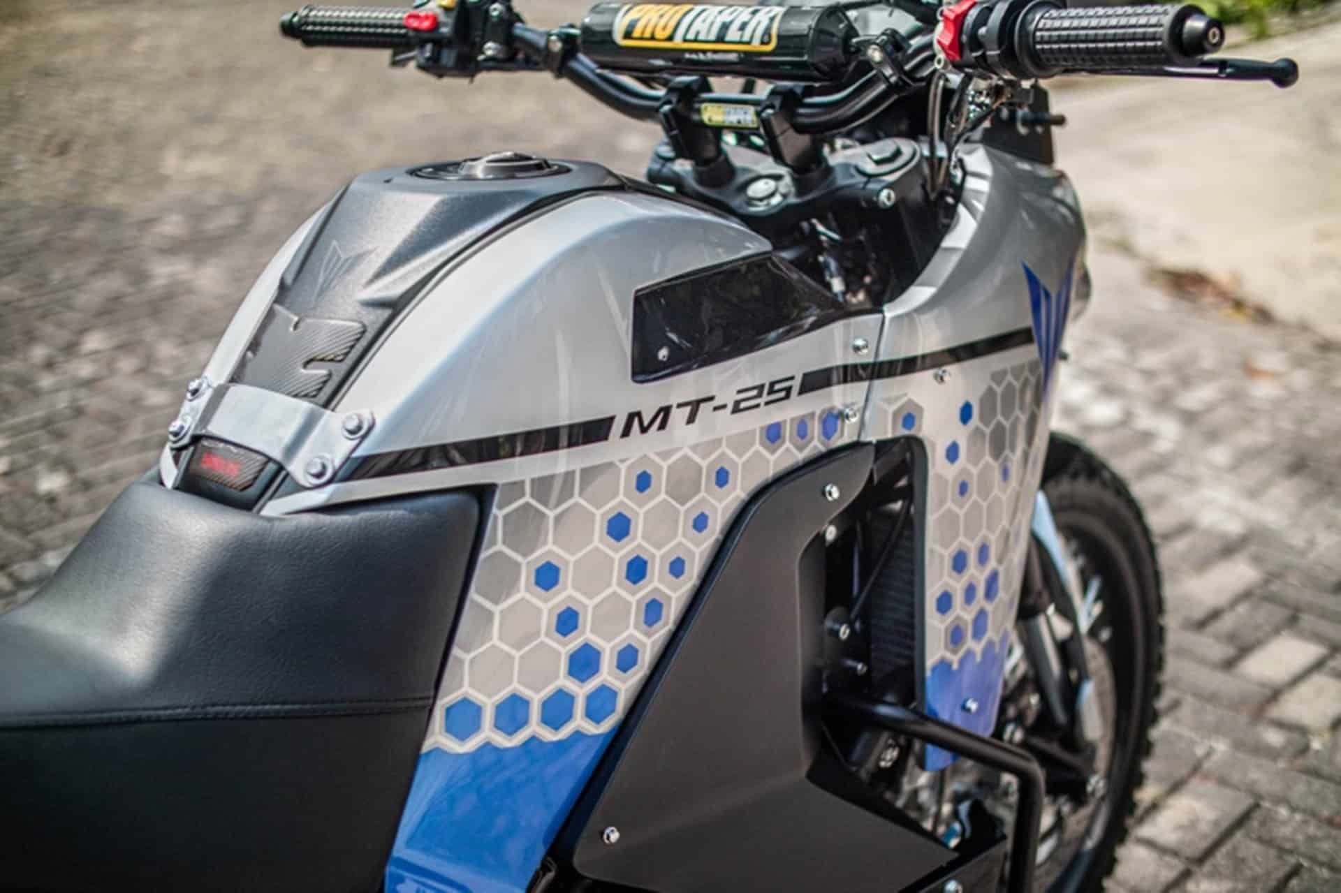 Yamaha MT-25 Adventure Bike: Como convertir una naked en la trail dakariana de tus sueños