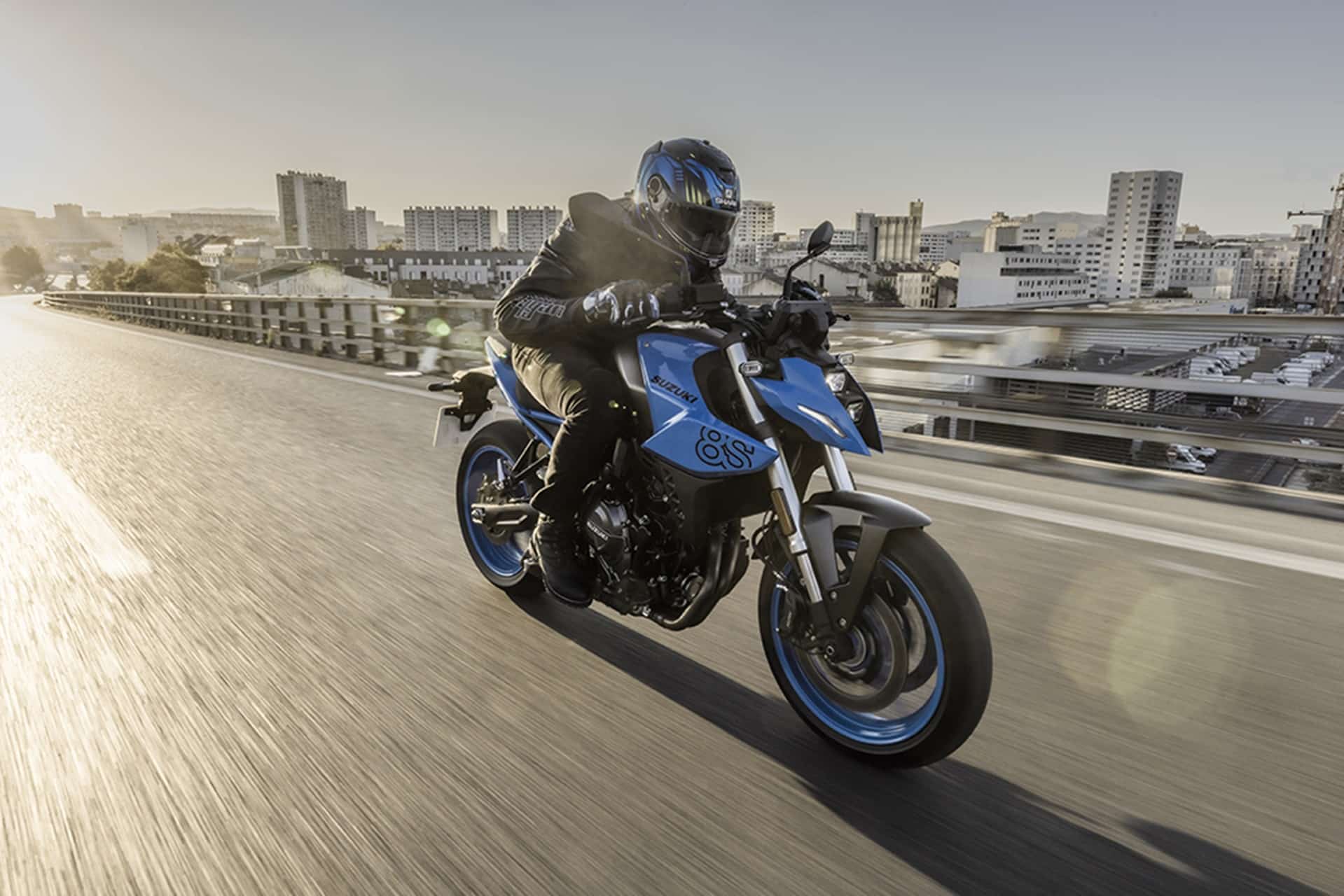 ¿Posees el permiso A2? Si es asi, ahora podrás hacerte con una Suzuki GSX-8S desde solo 8.299 euros