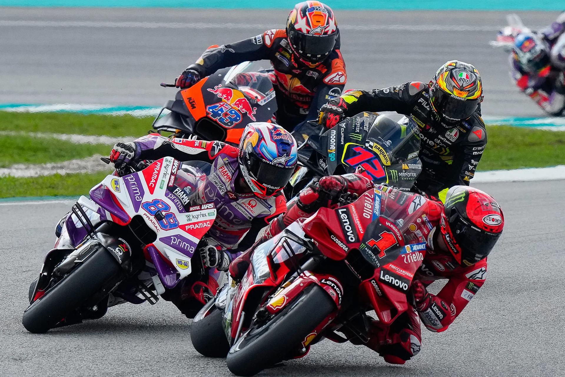 Bagnaia y Martín tuvieron que vérselas con el grupo al inicio