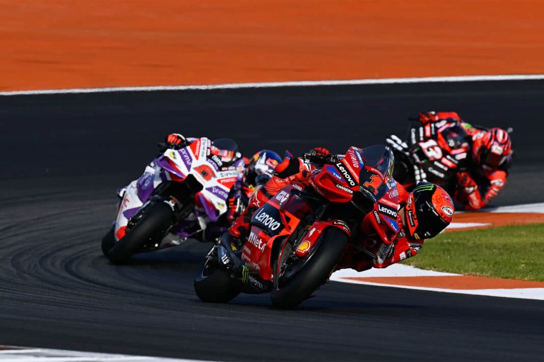 MotoGP Valencia 2023: Bagnaia entra en el club de los tricampeones