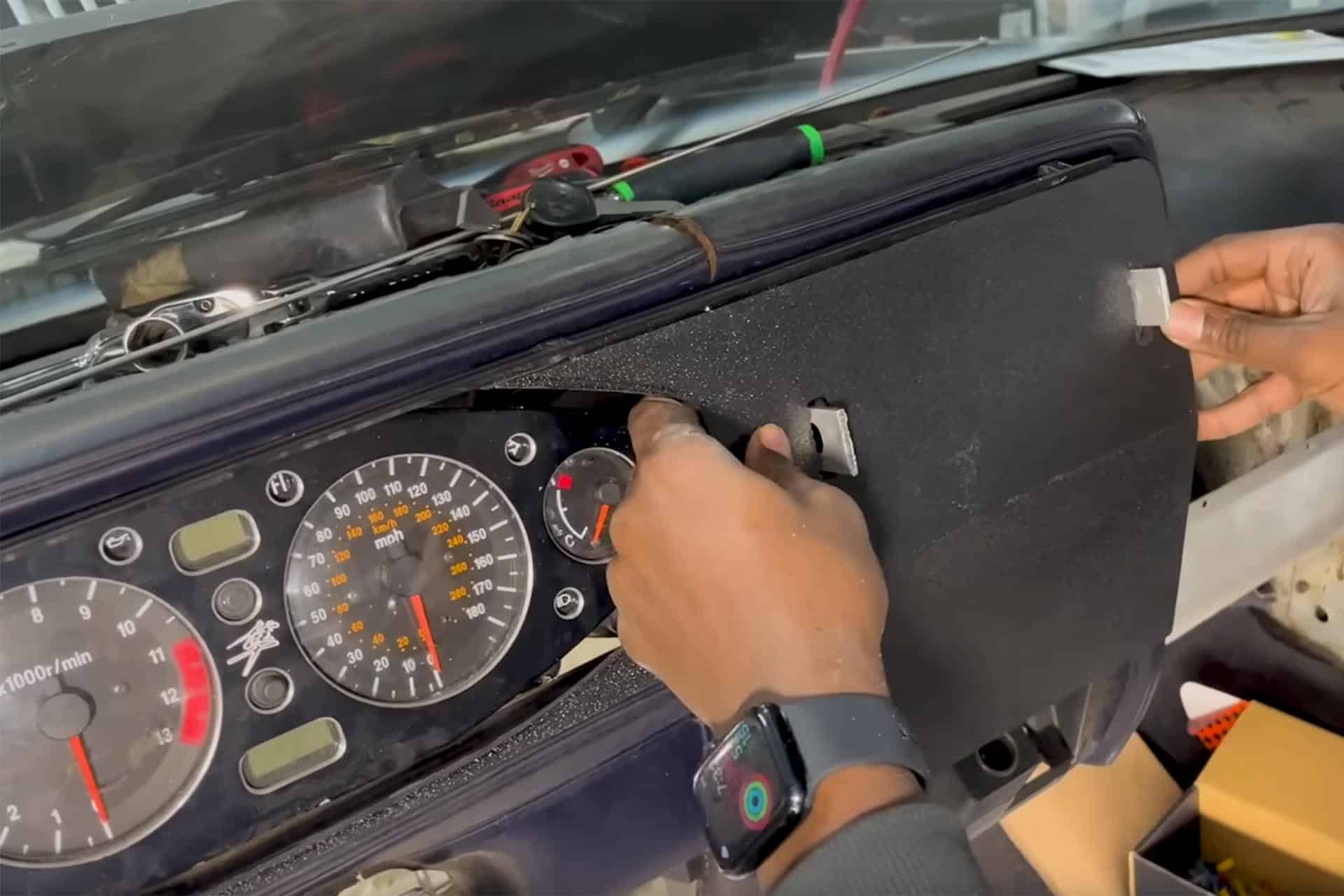 En panel de la Hayabusa está dentro de la pickup