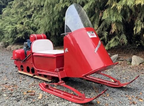 Polaris Sno-Traveler Pacer K80D de 1964: La moto de nieve ideal para Papa Noel