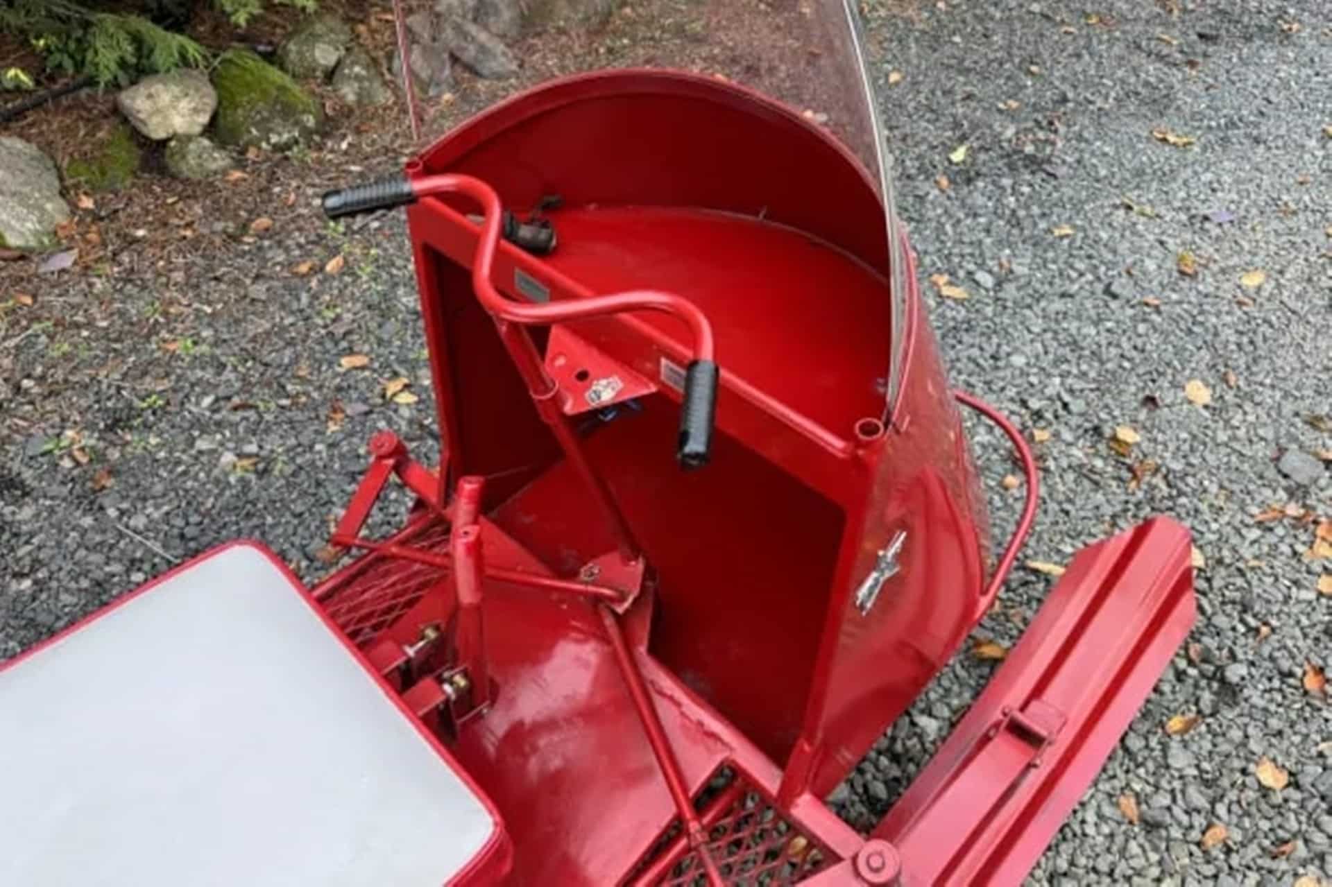 Polaris Sno-Traveler Pacer K80D de 1964: La moto de nieve ideal para Papa Noel