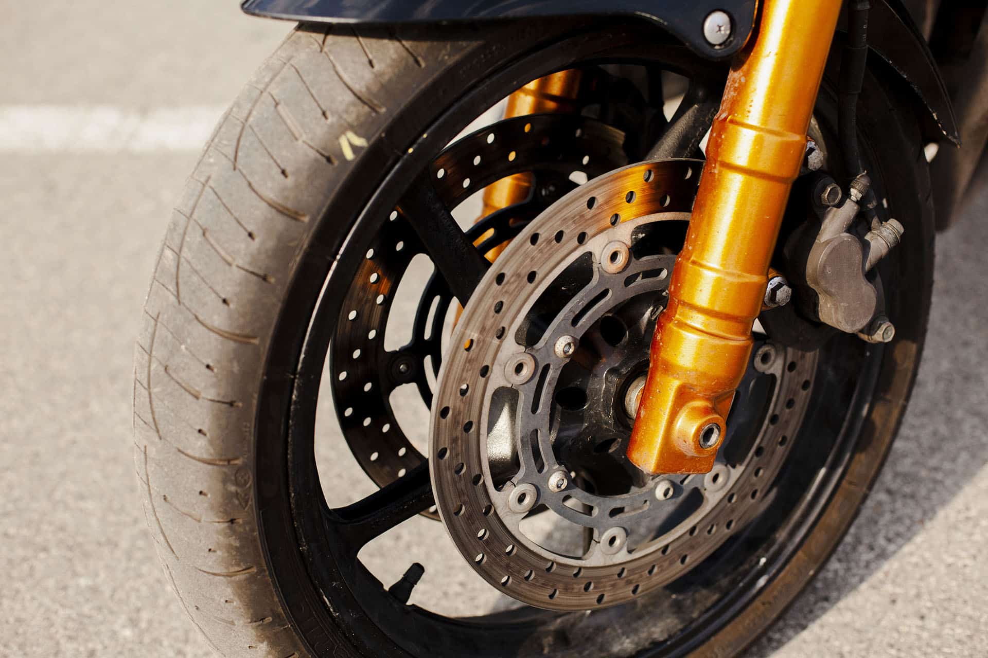 Las motos sin ABS son menos seguras en caso de frenada de emergencia o en condiciones de poca adherencia