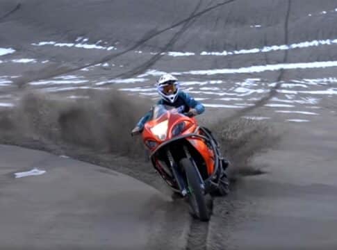 ¿Una Hayabusa para meterse en las dunas del desierto? ¡Por supuesto!