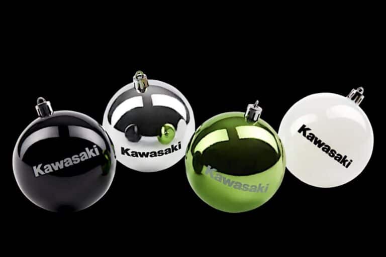 Con estos accesorios de navidad Kawasaki, podemos celebrar estas fiestas sin dejar de lado nuestro espíritu motero