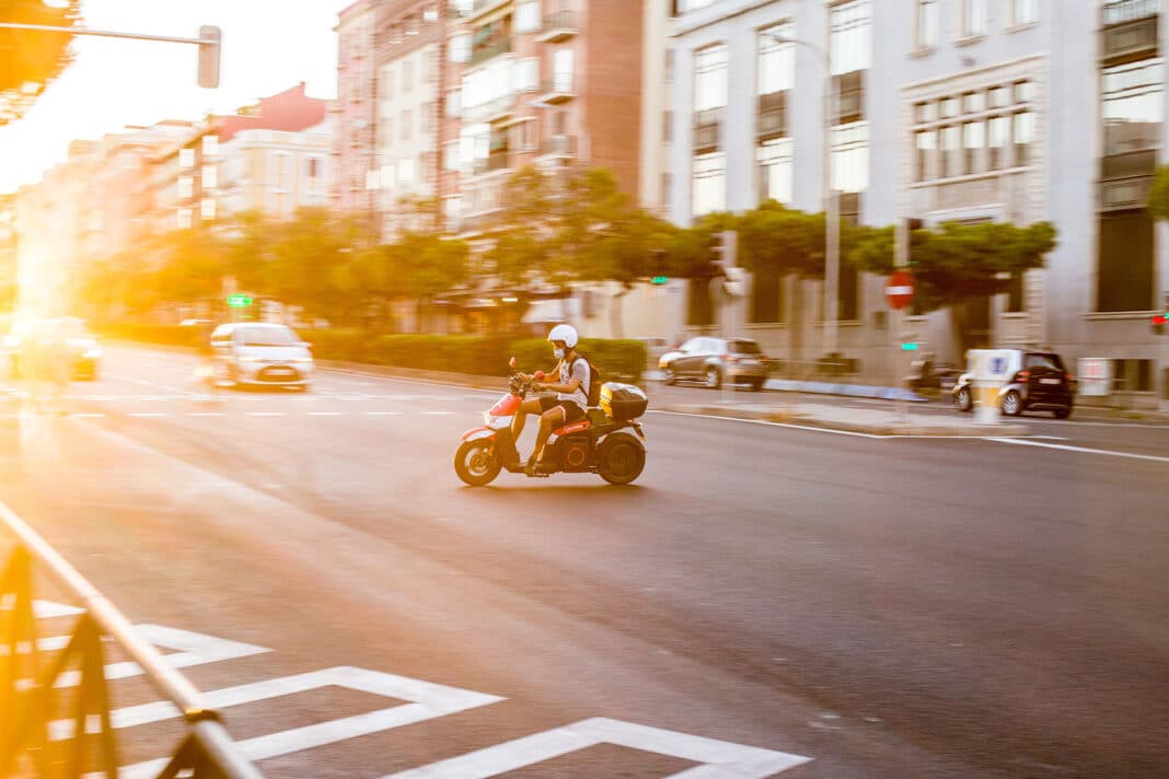 ¿Es la moto la solución para la movilidad en las ciudades? Esto es lo que opinan expertos y usuarios