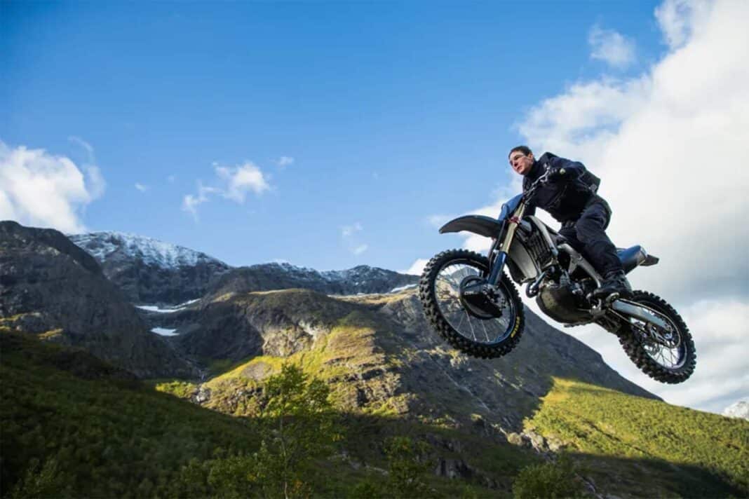 La famosa moto de Tom Cruise del salto en paracaídas ha sido subastada por una buena causa