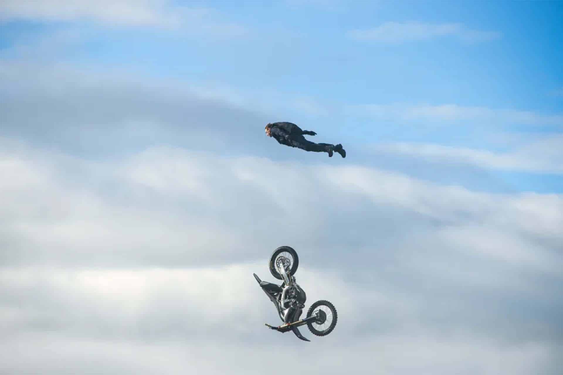 Tom sí llevaba paracaídas, aunque la Honda CRF no