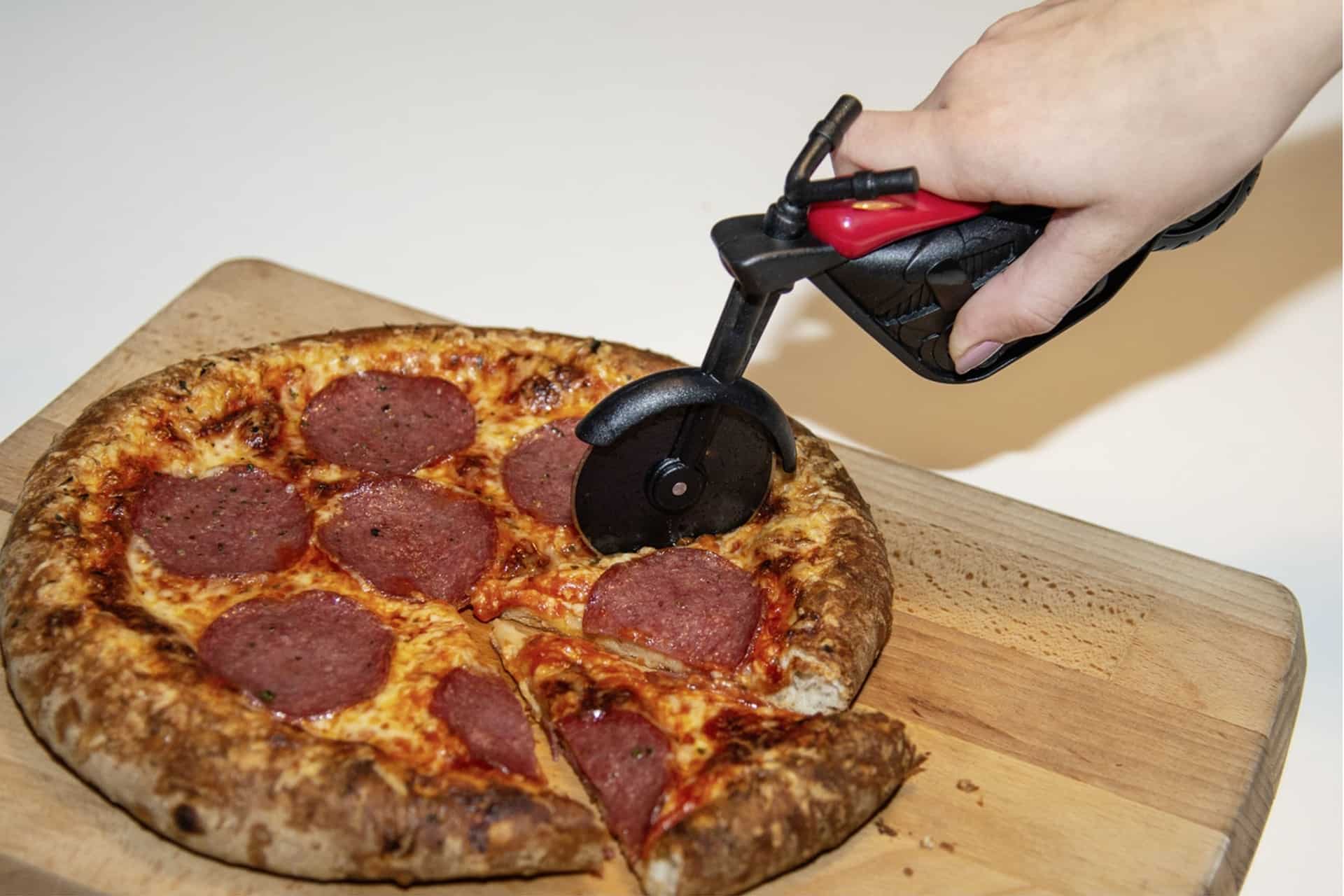 Trocear la pizza con estilo y eficiencia está al alcance de todos con este cortador de pizza motero