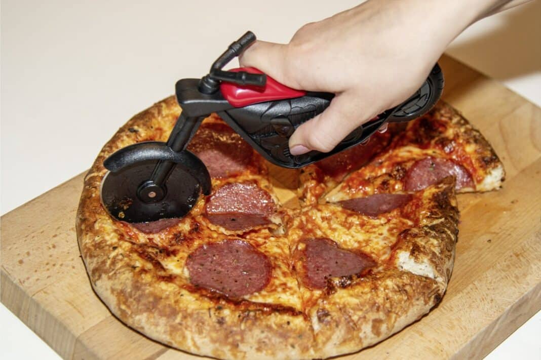 Trocear la pizza con estilo y eficiencia está al alcance de todos con este cortador de pizza motero