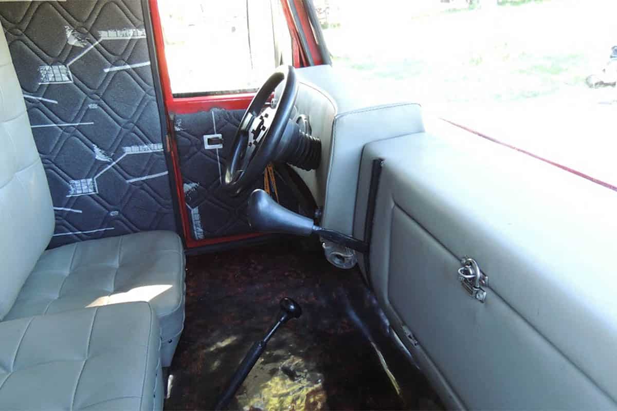 El interior es totalmente funcional y caben dos personas