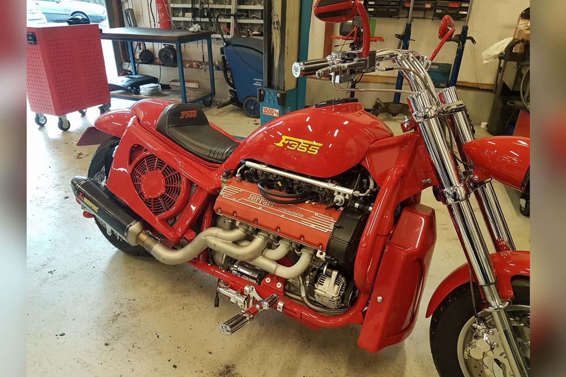 Una custom pintada con el conocido rojo Ferrari no está nada mal, si además equipa el motor V8 de un F355...¡mucho mejor!