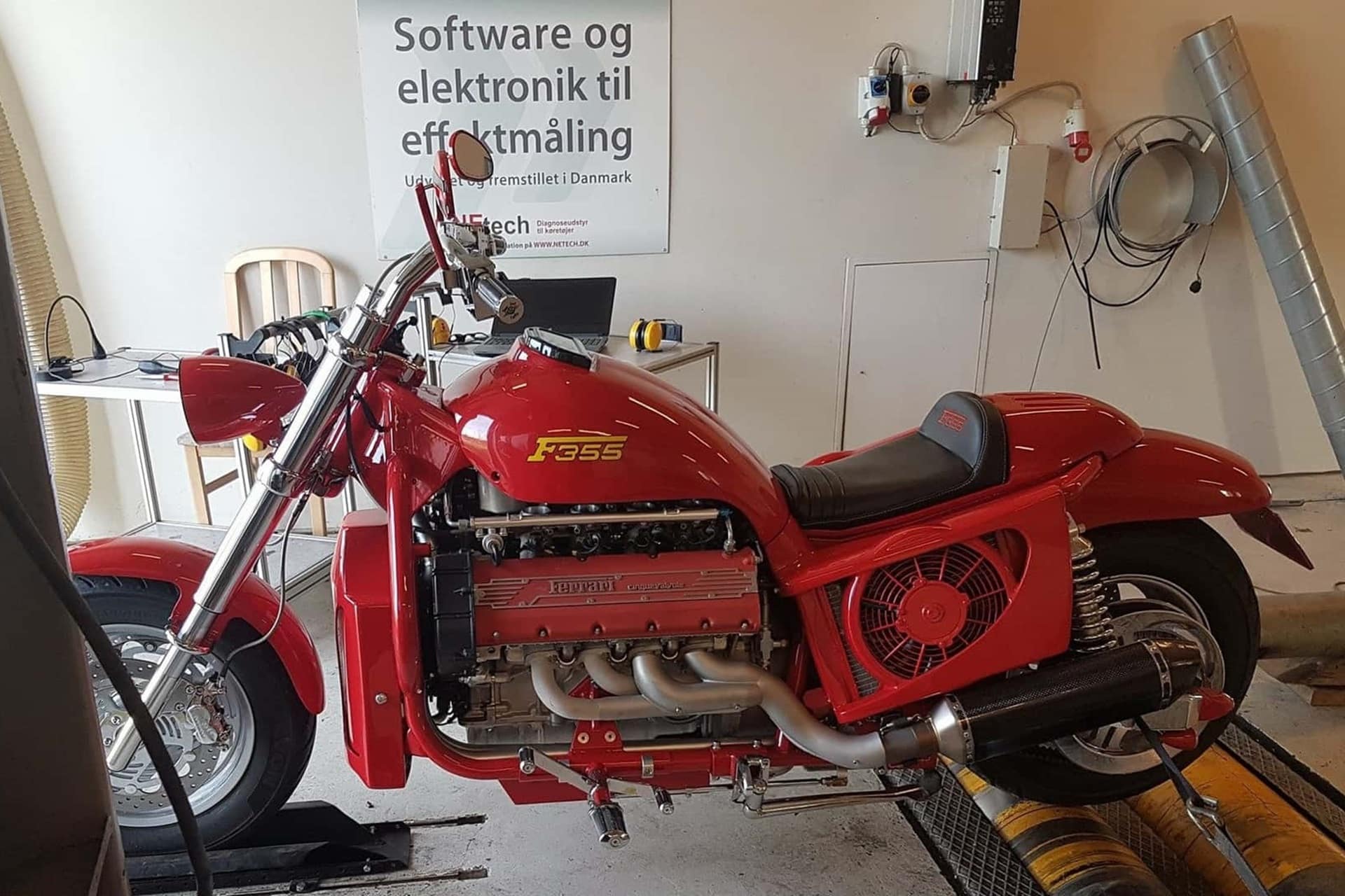 Una custom pintada con el conocido rojo Ferrari no está nada mal, si además equipa el motor V8 de un F355...¡mucho mejor!
