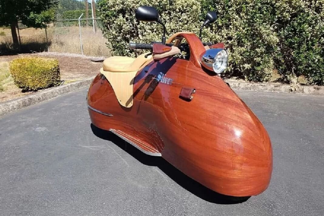 Es un scooter eléctrico, es de madera, pasa los 120 km/h y está a la venta