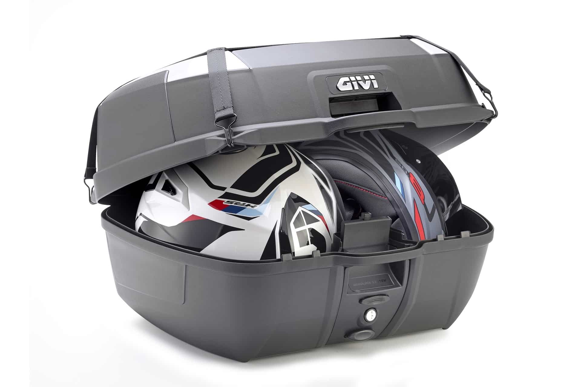 Los mejores accesorios GIVI para vestir al NMAX 125 de Yamaha