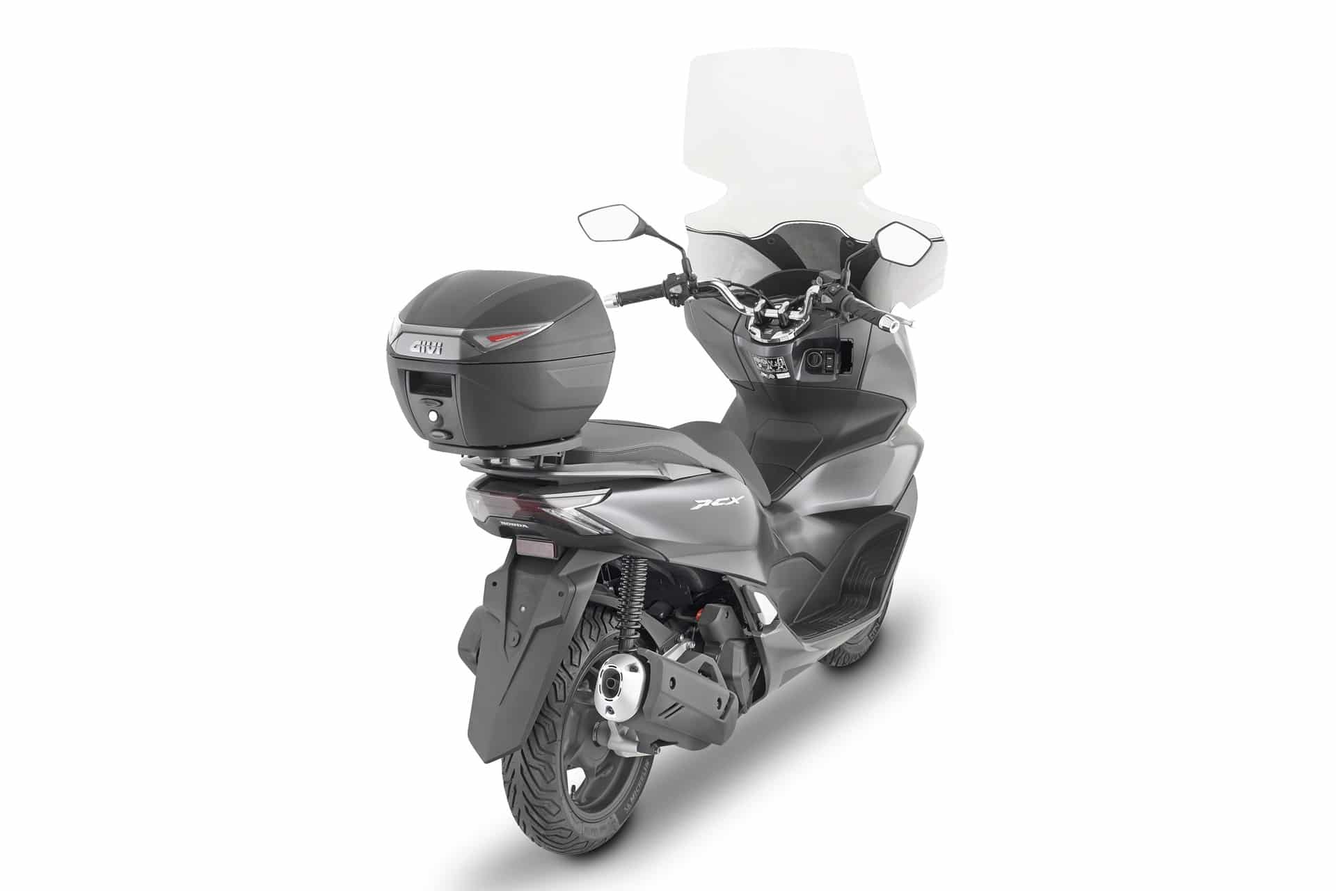 Los mejores accesorios GIVI para vestir al NMAX 125 de Yamaha