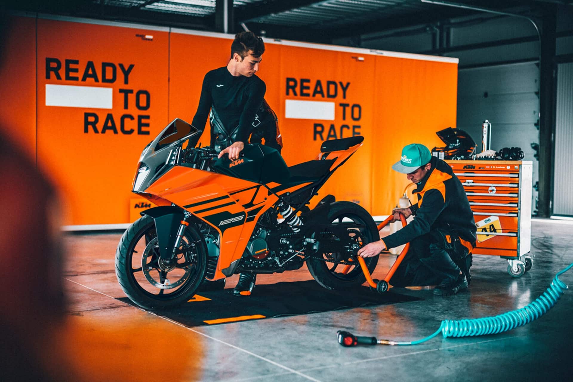 La gama KTM RC Supersport estrena colores de guerra para 2024
