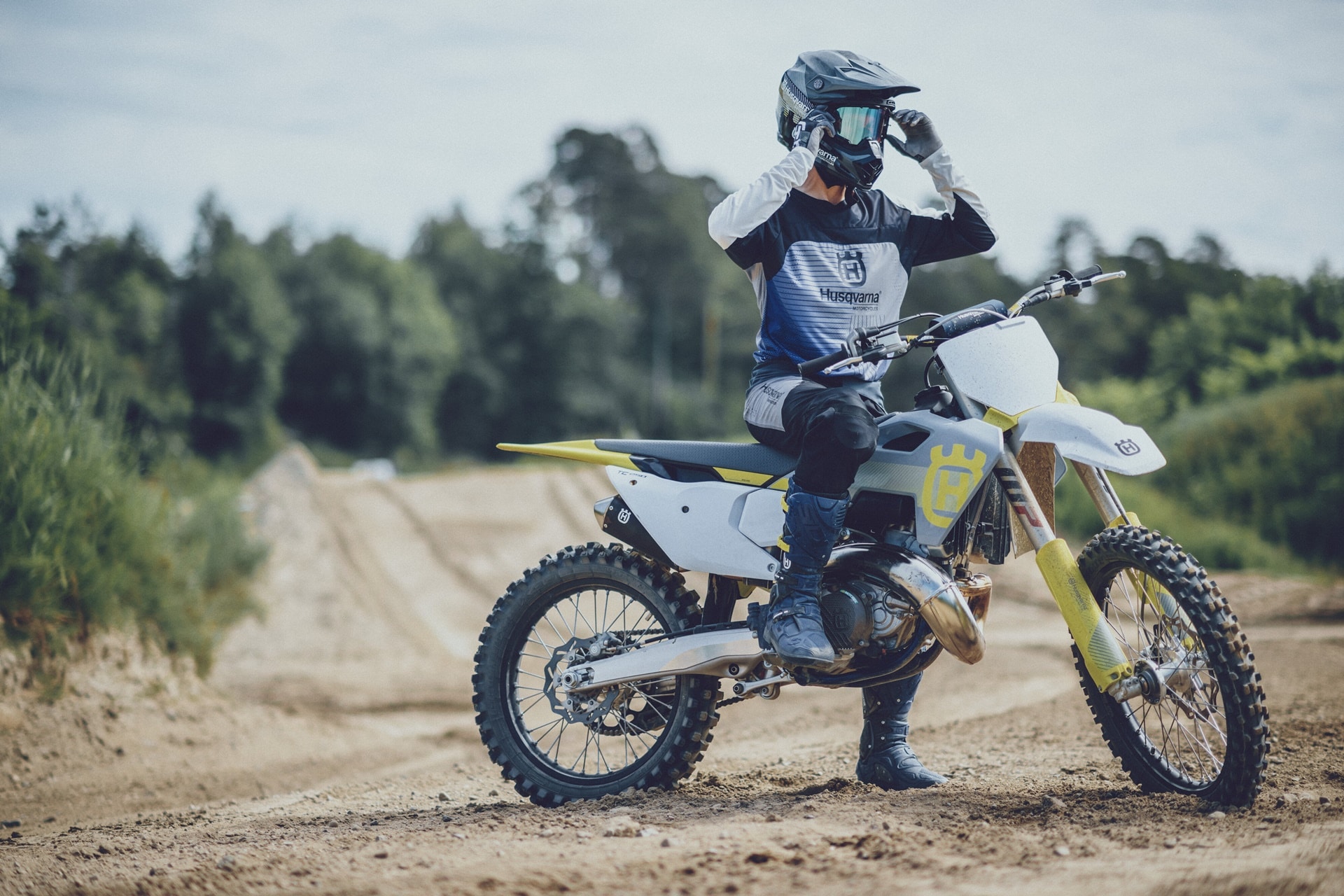 Colección de ropa 2024 Husqvarna Motorcycles: Cinco gamas distintas de prendas distintivas y elegantes