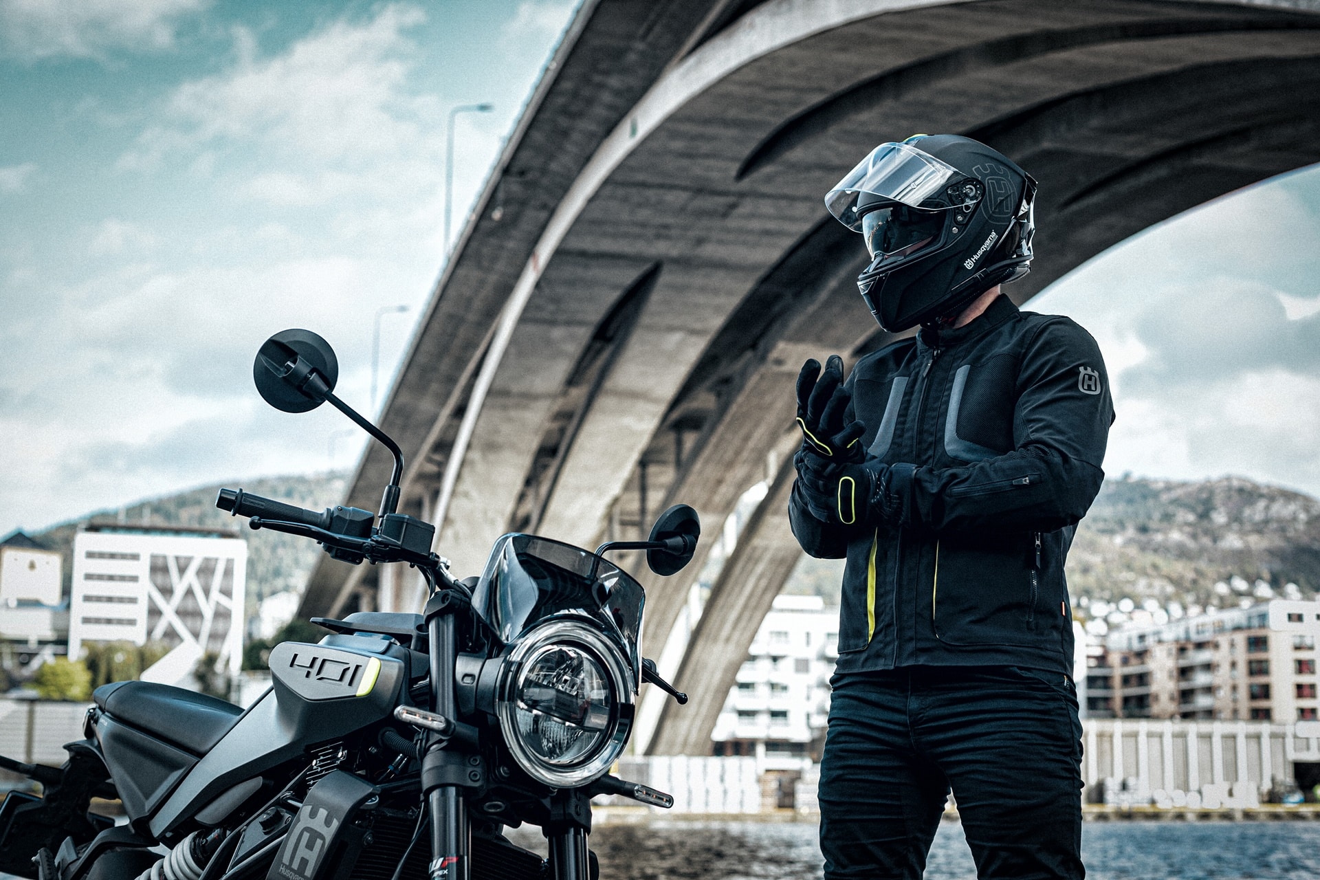 Colección de ropa 2024 Husqvarna Motorcycles: Cinco gamas distintas de prendas distintivas y elegantes