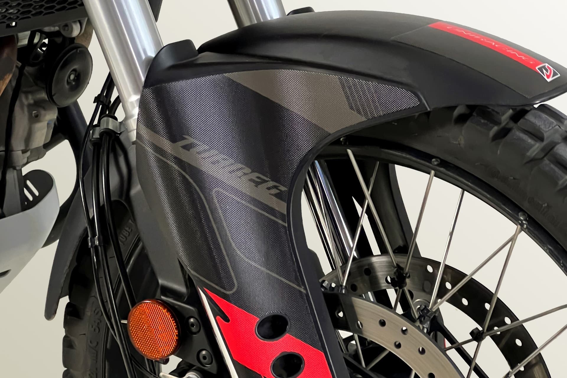 Uniracing ya dispone de su nuevo kit de adhesivos para la Aprilia Tuareg 660