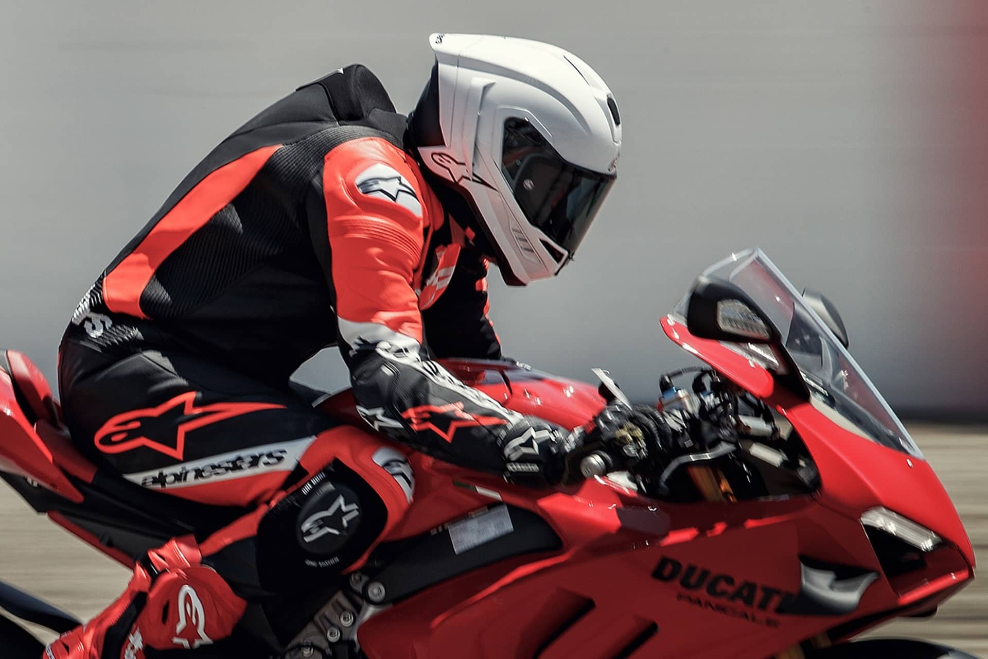 Alpinestars Supertech R10: Rendimiento de pista al servicio del aficionado
