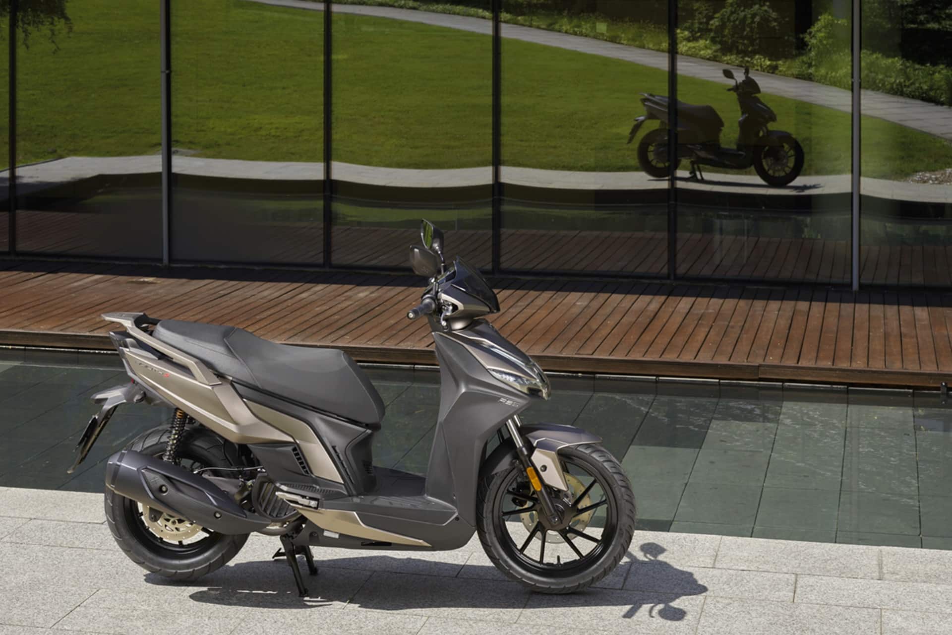 KYMCO incrementa sus ventas un 21,6 % en 2023 y anuncia para su gama de scooters una suculenta rebaja
