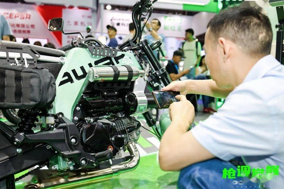 Awak AK11: La minimoto china dispuesta a batallar con las icónicas Dax, Monkey y Grom de Honda