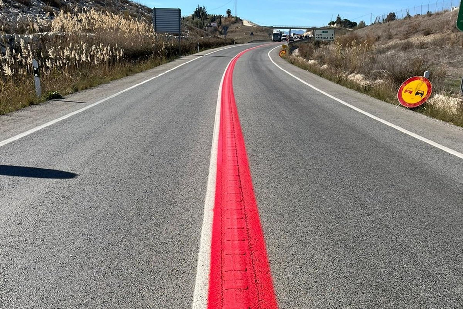 ¿Has visto esta línea roja en la carretera? ¿Sabes lo que significa?