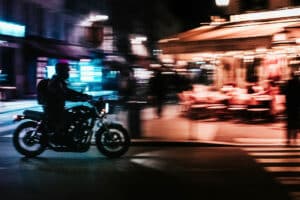 París podría prohibir el uso de la moto por la noche