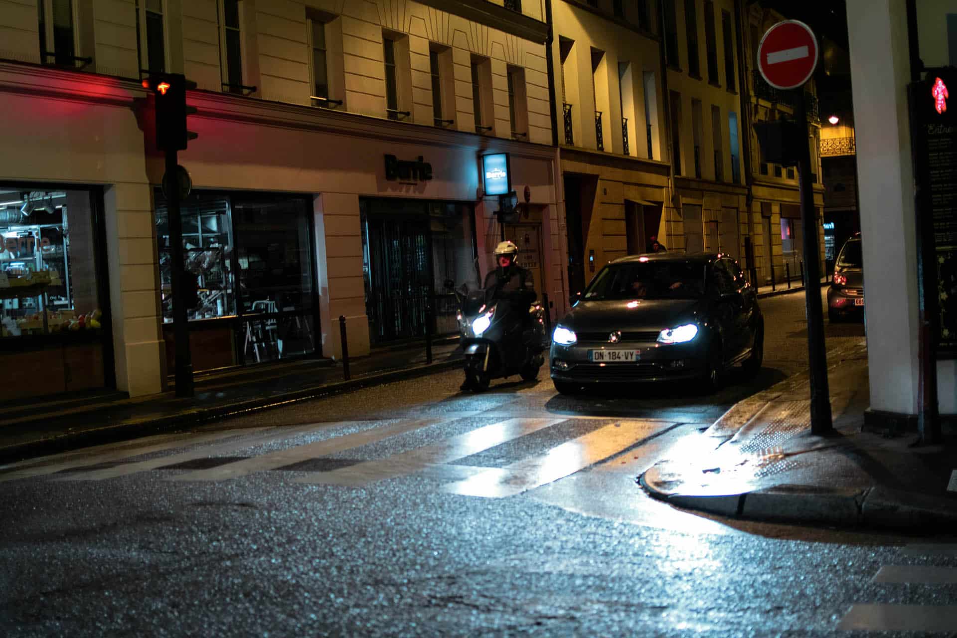 Curiosamente sobre los coches no se dice nada a pesar que haya motos que hagan menos ruido que algunos coches