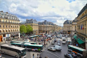 El bullicio de París de día se pretende evitar de noche