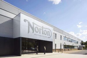 Norton presenta en sociedad a su nuevo director técnico