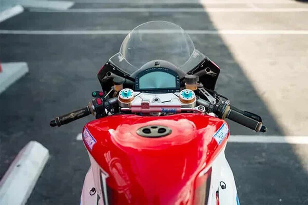 Puesto a los mandos es una moto de carreras